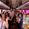 Cán bộ y, bác sỹ tỉnh Hòa Bình tỏ rõ sự quyết tâm lên đường hỗ trợ Thành phố Hà Nội chống dịch COVID-19. (Ảnh: Thanh Hải/TTXVN)