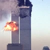 Tòa tháp đôi Trung tâm thương mại thế giới tại New York, Mỹ, bị tấn công ngày 11/9/2001. (Ảnh: AFP/TTXVN)