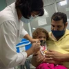 Nhân viên y tế tiêm vaccine ngừa COVID-19 Soberana Plus của Cuba cho em bé 3 tuổi tại bệnh viện Juan Manuel Marquez ở Havana, ngày 24/8/2021. (Ảnh: AFP/TTXVN)