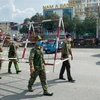 [Photo] TP.HCM tháo dỡ chốt chặn, người dân thận trọng ra đường