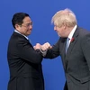 Thủ tướng Anh Boris Johnson đón Thủ tướng Phạm Minh Chính đến dự Hội nghị COP26. (Ảnh: Dương Giang/TTXVN)