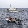 Italy giải cứu hàng trăm người di cư lênh đênh trên biển