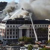 Khói bốc lên từ hiện trường vụ hỏa hoạn tòa nhà Quốc hội Nam Phi ở Cape Town ngày 3/1/2022. (Ảnh: THX/TTXVN)
