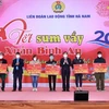 Trưởng ban Dân vận Trung ương tặng quà cho người lao động ở Hà Nam