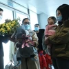 Người nhà xúc động khi đón thân nhân từ Ukraine về tới sân bay Nội Bài