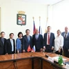 Đại sứ Đặng Minh Khôi chụp ảnh với lãnh đạo thành phố Krasnodar. (Ảnh: TTXVN phát)