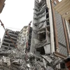 Iran khẩn trương tìm kiếm những người mắc kẹt trong vụ sập nhà 10 tầng