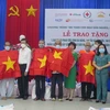Phú Yên: Trao tặng cờ Tổ quốc và áo phao cứu sinh cho ngư dân