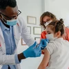 Mỹ khuyến nghị tiêm vaccine phòng COVID-19 cho trẻ từ 6 tháng tuổi