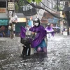 Hà Nội: Mưa lớn gây ngập nhiều tuyến phố, người dân đi lại khó khăn