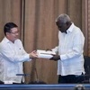 Chủ tịch Quốc hội Cuba tiếp nhận quà tặng của Quốc hội Việt Nam