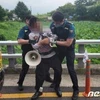 Hàn Quốc bắt giữ người biểu tình bên ngoài nhà riêng ông Moon Jae-in