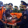 Tàu Hải quân 416 đưa ngư dân bị bệnh vào đảo Phú Quý điều trị