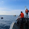 Hải quân cứu tàu cá Phú Yên bị mắc cạn tại khu vực đảo Sinh Tồn