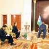 Tổng thống Djibouti Ismail Omar Guelleh tiếp Đại sứ Nguyễn Huy Dũng tại Dinh Tổng thống ở thủ đô Djibouti. (Ảnh: TTXVN phát)