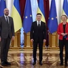 Tổng thống Ukraine Volodymyr Zelensky (giữa), Chủ tịch Hội đồng châu Âu Charles Michel (trái) và Chủ tịch Ủy ban châu Âu Ursula von der Leyen tại hội nghị thượng đỉnh Ukraine-Liên minh châu Âu ở Kiev, ngày 12/10/2021. (Ảnh: AFP/TTXVN)