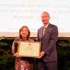 Trao tặng giấy khen cho Hội Người Việt Nam tại Thụy Sĩ