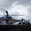 Điều trực thăng đưa chiến sỹ bị tai nạn từ đảo Sơn Ca về đất liền 