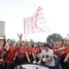 Hình ảnh khán giả tiếp lửa cho đội tuyển Việt Nam trên sân Mỹ Đình