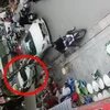 [Video] Truy tìm tài xế hất văng chiến sỹ công an phường lên nắp capô