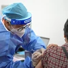 Trung Quốc tiếp tục theo dõi và tăng cường tiêm chủng ngừa COVID-19