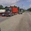 [Video] Xe con cố tình đi ngược chiều, bị kẹp giữa hai xe đầu kéo