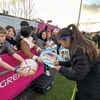 Hình ảnh Đội tuyển Nữ Việt Nam giao lưu với người hâm mộ ở New Zealand