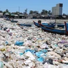 Hình ảnh rác thải nhựa phủ kín đầm nước mặn Sa Huỳnh ở Quảng Ngãi