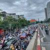 [Photo] Cơn mưa lớn đầu tuần gây ùn tắc giao thông tại Thủ đô Hà Nội