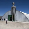 Du khách chụp ảnh với bức tượng người ngoài hành tinh bên ngoài Trung tâm Nghiên cứu Người ngoài Hành tinh ở Crystal Springs, Nevada. (Nguồn: NBC News)