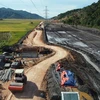 Các nhà thầu thi công tại gói thầu số 2 trên tuyến cao tốc Chí Thạnh-Vân Phong. (Ảnh: Huy Hùng/TTXVN)