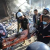 Chuyển nạn nhân sau cuộc oanh tạc của Israel xuống khu dân cư thành phố Khan Younis, Dải Gaza ngày 7/11/2023. (Ảnh: THX/TTXVN)