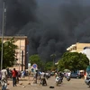 Khói bốc lên từ hiện trường một vụ tấn công ở Ouagadougou, Burkina Faso. (Ảnh: AFP/TTXVN)