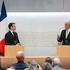 Tổng thống Pháp Emmanuel Macron (trái) và người đồng cấp Thụy Sĩ Alain Berset trong cuộc họp báo ở Bern ngày 15/11/2023. (Ảnh: AFP/TTXVN)