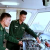 Thiếu tá Khúc Ngọc Minh cùng đồng đội kiểm tra kỹ thuật phương tiện chuẩn bị tuần tra kiểm soát trên biển. (Ảnh: Minh Thu/TTXVN)