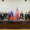 Bộ trưởng Tài nguyên Thiên nhiên Nga Alexander Kozlov (trái, phía trước) và Bộ trưởng Quan hệ Kinh tế Đối ngoại Triều Tiên Yun Jong Ho (phải, phía trước) ký nghị định thư mở rộng hợp tác về thương mại, kinh tế tại Bình Nhưỡng, ngày 15/11/2023. (Ảnh: Yonhap/TTXVN)