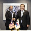 Ngoại trưởng Park Jin hội đàm với người đồng cấp Malaysia Zambry Abdul Kadir. (Ảnh: Yonhap)
