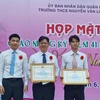Lãnh đạo Bảo hiểm xã hội Thành phố Hồ Chí Minh tuyên dương, khen thưởng thầy hiệu trưởng và tập thể giáo viên Trường THCS Nguyễn Văn Luông, Quận 6. (Ảnh: TTXVN phát)