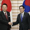 Tổng thống Hàn Quốc Yoon Suk Yeol (trái) và Thủ tướng Nhật Bản Fumio Kishida tại cuộc gặp ở Tokyo ngày 16/3/2023. (Ảnh: Kyodo/TTXVN)