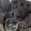 Cảnh đổ nát sau vụ oanh tạc của Israel xuống thành phố Khan Younis, phía Nam Dải Gaza, ngày 1/12/2023. (Ảnh: THX/TTXVN)