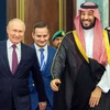 Thái tử Saudi Arabia Mohammed bin Salman (phải) và Tổng thống Nga Vladimir Putin (trái) tại cuộc gặp ở Riyadh, Saudi Arabia, ngày 6/12/2023. (Ảnh: AFP/TTXVN)