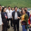 Bộ trưởng Lê Minh Hoan (giữa) lắng nghe ý kiến của bà con, ngư dân sống và hành nghề trên đảo Bích Đầm, Nha Trang, Khánh Hoà. (Ảnh: Đặng Tuấn/TTXVN)