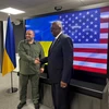 Bộ trưởng Quốc phòng Mỹ Lloyd Austin (phải) trong cuộc gặp người đồng cấp Ukraine Rustem Umerov tại Kiev, ngày 20/11/2023. (Ảnh: AFP/TTXVN)