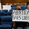 Người biểu tình tại Denton, Texas giơ biểu ngữ yêu cầu nới lỏng lệnh cấm phá thai để bảo vệ tính mạng người mẹ. (Ảnh: Reuters)