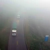 Thời tiết sương mù, tầm nhìn hạn chế tiềm ẩn nguy cơ tai nạn giao thông. (Ảnh: Quang Quyết/TTXVN)