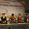 Tiết mục hát xẩm tại Hội diễn “Dân ca trong lòng người xa xứ.” (Ảnh: Phương Hoa/Vietnam+)