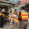 Lực lượng cứu hộ chuyển nạn nhân bị thương trong vụ đánh bom tại tỉnh Khyber Pakhtunkhwa, Pakistan, ngày 3/11/2023. (Ảnh: AFP/TTXVN)