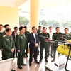 Bộ trưởng Nguyễn Kim Sơn tham quan một số sản phẩm nghiên cứu khoa học của Học viện Kỹ thuật Quân sự. (Nguồn: Bộ Giáo dục và Đào tạo)