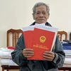Ông Nguyễn Văn Vũ trả lại sổ đỏ, hiến đất cho Nhà nước. (Nguồn: Báo Quảng Bình)