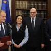 Tân Thủ tướng Ba Lan Donald Tusk (trái) và các thành viên nội các mới trong cuộc gặp Chủ tịch Hạ viện Szymon Holownia (phải) tại Warsaw ngày 12/12/2023. (Ảnh: PAP/TTXVN)